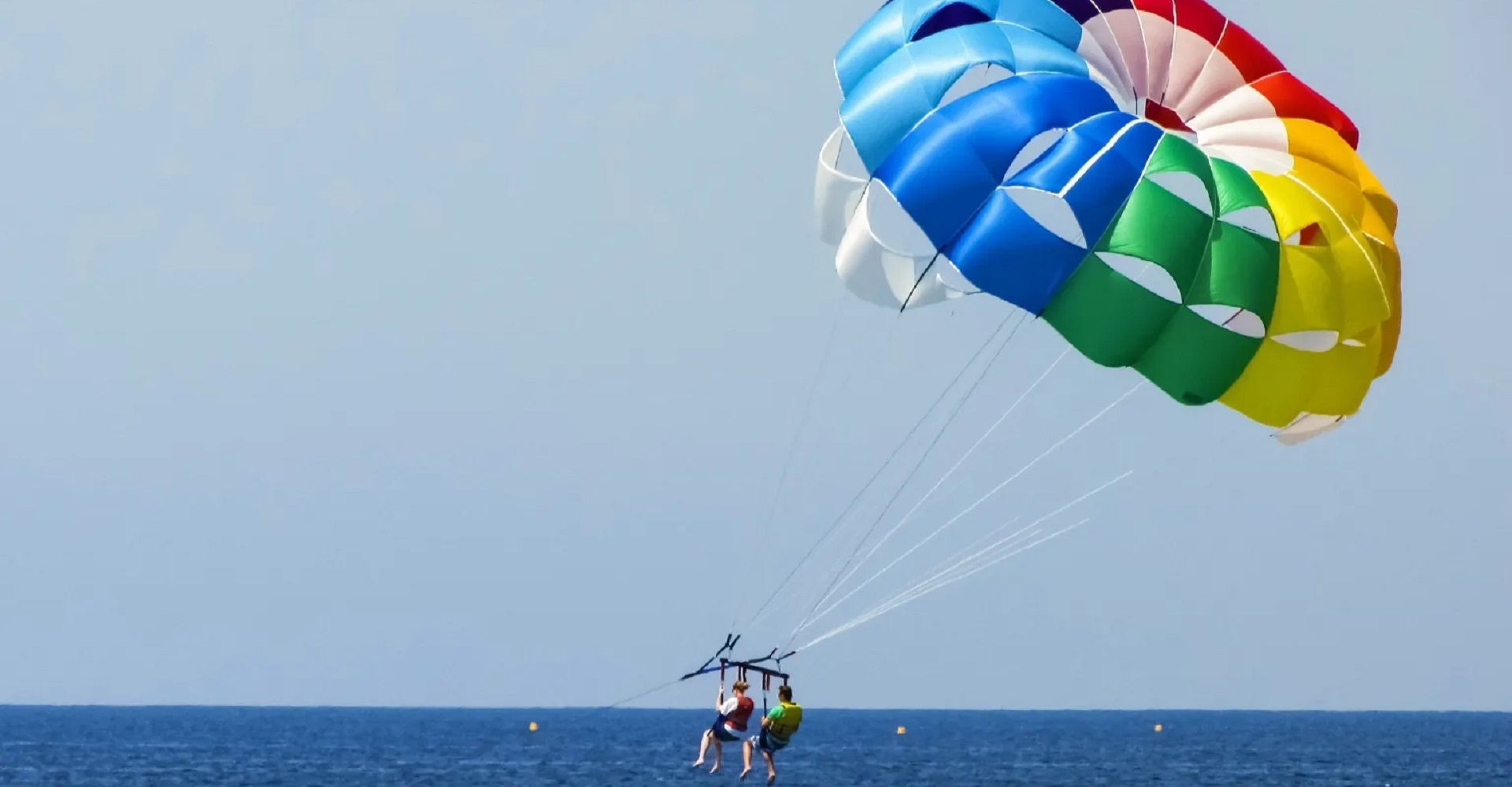 Нячанг - отличное место для экстремального отдыха. Скорость и драйв подарят квадроциклы и джип-сафари по живописной местности. Любители яркого подводного мира выбирают дайвинг и снорклинг у островов. А стремительный полёт над джунглями на зиплайн подарит тот самый «вау-момент».